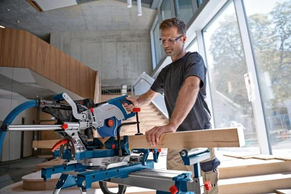 Bosch Professional BITURBO Akku- Kapp- und Gehrungssäge GCM 18V-216 DC