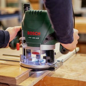 Bosch Oberfräse POF 1400 ACE (1400 W; für Holzbearbeitung; 3x Spannzange; Fräser; Parallelanschlag)
