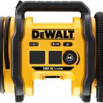 Dewalt Akku-Kompakt-Kompressor (12V-Anschluss oder 18V Akku, 11 bar, für Fahrrad- und Autoreifen, Rollstühle, Schlauchboote, Luftkissen und Matratzen, inkl. Zubehör, ohne Akku und Ladegerät) DCC018N