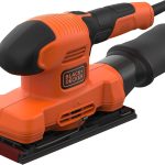 Black+Decker BEW220 Schwingschleifer (150W, Schleifplatten 90 x 187 mm, mit integrierter Staubabsaugung, zum Schleifen/Polieren von großen Flächen, inkl. 1 Schleifpapier K100), Cranberry