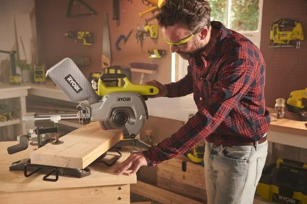 RYOBI 18V ONE+ Akku Kapp-/Gehrungssäge R18MS216-0