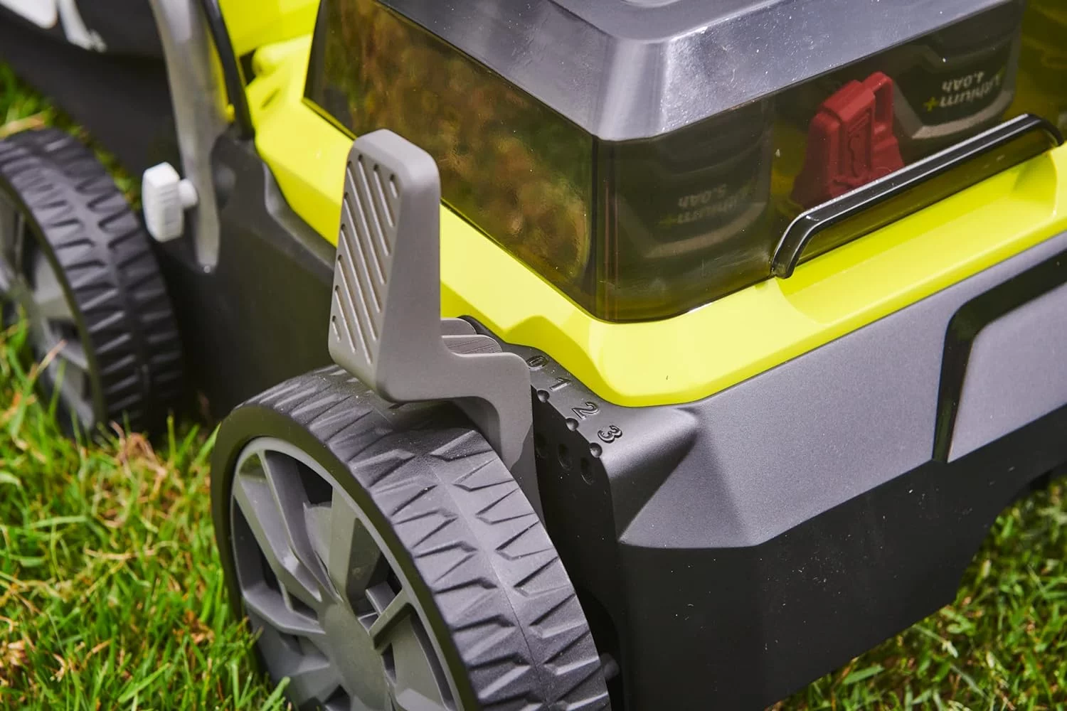 RYOBI 18V ONE+ Brushless Akku-Vertikutierer RY18SFX35A-0