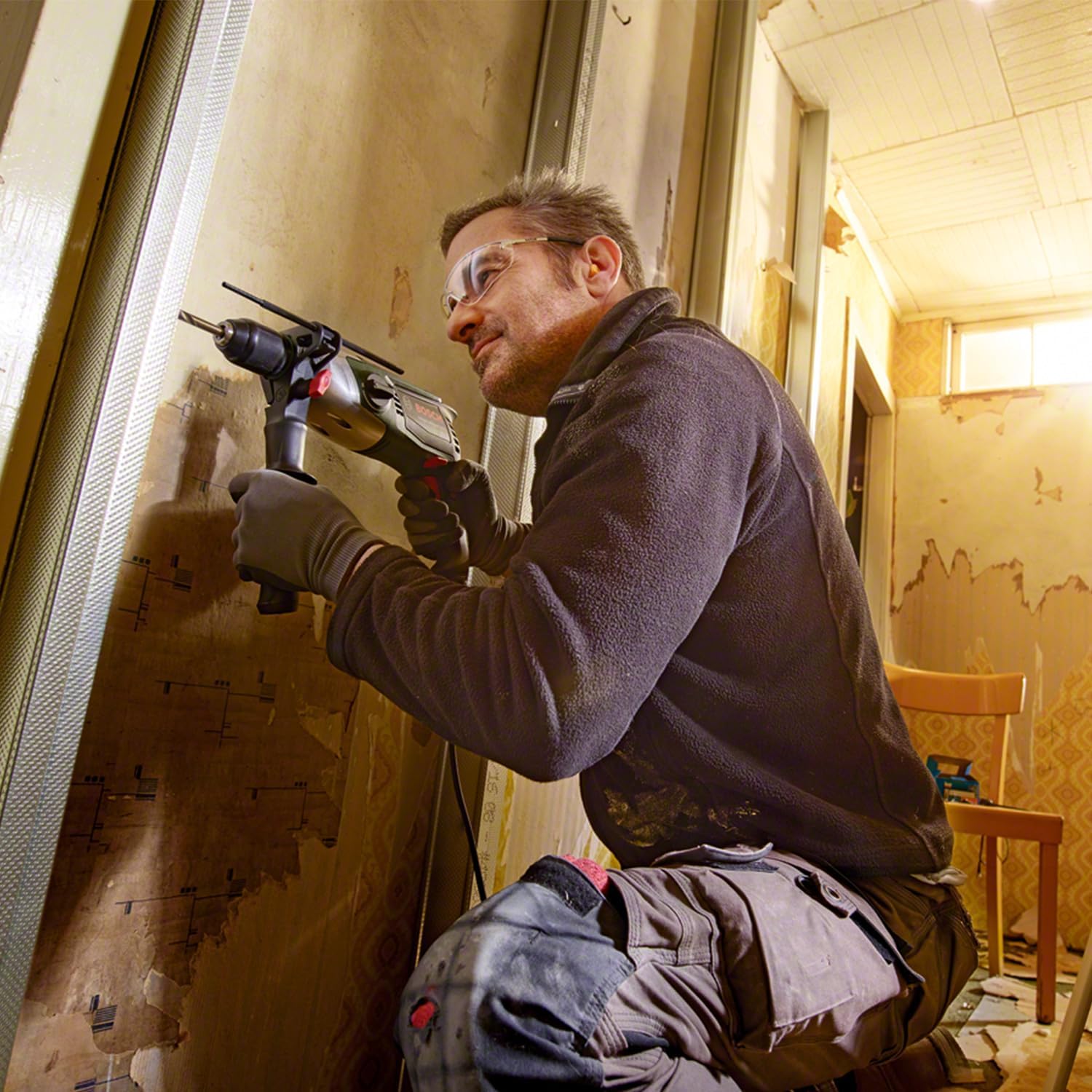 Bosch Schlagbohrmaschine AdvancedImpact 900 (Zusatzhandgriff, Tiefenanschlag, Koffer, 900 Watt) – Bild 4