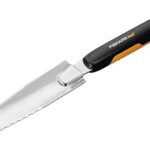 Fiskars Unkrautstecher für tief verwurzeltes Unkraut, Länge: 39,6 cm, Schwarz/Orange, Rostfreier Stahl/Kunststoff, Xact, 1027046