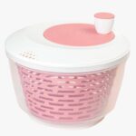 Westmark Salatschleuder, Fassungsvermögen: 4,4 Liter, ø 23,5 cm, Kunststoff, BPA-frei, Spinderella, Farbe: Transparent/Weiß/Rosa, 2430226P