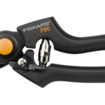 Fiskars Bypass-Gartenschere für frische Äste und Zweige, Antihaftbeschichtet, Hochwertige Stahl-Klingen, Länge: 22,5 cm, Schwarz/Orange, Pro, P90, 1001530