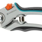 Gardena Gartenschere Alu B/L: Pflanzenschonende Baumschere mit Bypass-Schneide für Äste und Zweige bis 25 mm Durchmesser, robuste Alugriffe, auswechselbare Klinge, nachstellbares Gewerbe (8906-20)