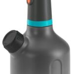 Gardena Pumpsprüher 1 l EasyPump: Akku-Pumpsprüher mit 360°-Funktion, Messingdüse, große Öffnung, lichtdurchlässiges Design, integrierte Dosierkappe, mit Füllstandsanzeige (11114-20)
