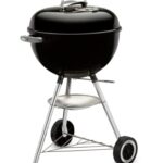 Weber Classic Kettle Holzkohlegrill/Porzellanemaillierter Deckel und Kessel, 47 cm Grillfläche, One-Touch-Reinigungssystem, Deckelthermometer, Dreibein-Ständer und Räder, Schwarz