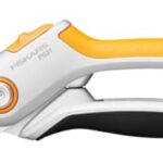 Fiskars Bypass-Gartenschere für frische Äste und Zweige, Antihaftbeschichtet, Stahl-Klingen/Aluminium-Griffe, Schwarz/Orange, Plus, P531, 1057168