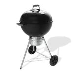 Weber Original Kettle Premium Holzkohlegrill/Porzellanemaillierter Deckel und Kessel, 57 cm Grillfläche, One-Touch-Reinigungssystem, Deckelthermometer, Dreibein-Ständer und Räder, Schwarz