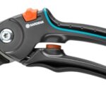 Gardena Gartenschere A/M: Stabile Baumschere mit Amboss-Schneide für holzige Äste und Zweige, max. Schneid-Durchmesser 23 mm, Anti-Rutsch-Griff, antihaftbeschichtetes Obermesser (8903-20)