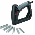 Skil 8200 AA Elektrotacker (mit Softgrip und Schlagkraftregulierung; Kapazität: 100 Klammern, 80 Nägel) F0158200AA