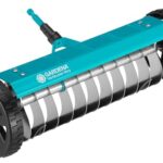 Gardena combisystem-Vertikutier-Boy: Hand-Vertikutierer zur Beseitigung von Moos, Unkraut und Rasenfilz, 32 cm Arbeitsbreite, mit robusten Rädern und Hubachse zum leichteren Arbeiten (3395-88)