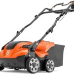 Husqvarna S138i Akku-Rasenvertikutierer – 36V Akku-Vertikutierer mit 37,5 cm Arbeitsbreite, Einstellbarer Tiefe, klappbarem Griff, doppeltem Akkufach und Save™-Modus – Ohne Akku und Ladegerät