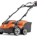 Husqvarna S138i Akku-Rasenvertikutierer – 36V Akku-Vertikutierer mit 37,5 cm Arbeitsbreite, Einstellbarer Tiefe, klappbarem Griff, doppeltem Akkufach und Save™-Modus (inkl. Akku & Ladegerät)