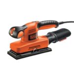 BLACK+DECKER Schwingschleifer (ideal zum Schleifen von großen Flächen, ergonomischer Softgriff, integrierter Staubabsaugung, variable Geschwindigkeit, inkl. 5x Schleifpapier & Koffer) KA320EKA-QS