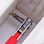 Rechtwinkliger Ratschen-Schraubendreher, 1 Stück, Stahl, manuelles Werkzeug für enge Räume, Vorwärts-/Rückwärtsschalter, nicht motorisiert, roter Griff für Elektronik, Autos, Möbelreparatur.