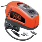 BLACK+DECKER Druckluft Kompressor Flüsterkompressor Akku (11 bar / 160PSI, Luftpumpe, digitale Druckeinstellung, Kabelfächer, beleuchtete Skala, inklusive 3 Ventil-Aufsätzen, Einstellring Bar-Zahl)