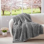 BEDELITE Kuscheldecke Flauschig Decke 150x200 - weiche XL Flanell Decken Grau für Couch, Deko Streifen Cord Fleecedecke als Couch Überwurf für Wohnzimmer, Twin Blanket Wide Use