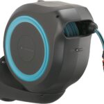 Gardena Wand-Schlauchbox RollUp M (türkis) 20m: Flexible Bewässerung für mittelgroße Gärten, schwenkbare Schlauchtrommel, mit Wandhalterung, Systemteilen und Spritze inkl. 20m Schlauch (18610-20)