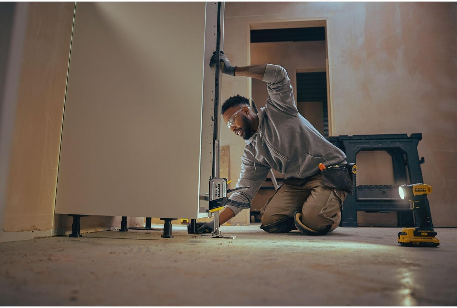 STANLEY FATMAX Einhand-Montagewerkzeug TradeLift Set FMHT83552-1 (Hebewerkzeug zum Halten, Heben, Stützen, Senken von schweren Objekten bis 150kg, präzise Feinjustierung, ideale helfende Hand) 2 Stück – Bild 3