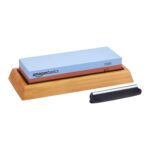 Amazon Basics Messerschärfstein, doppelseitig, Körnung 400/1000, mit rutschfester Bambusunterseite, 18 x 6.1 x 2.8 cm, Blau und Rot
