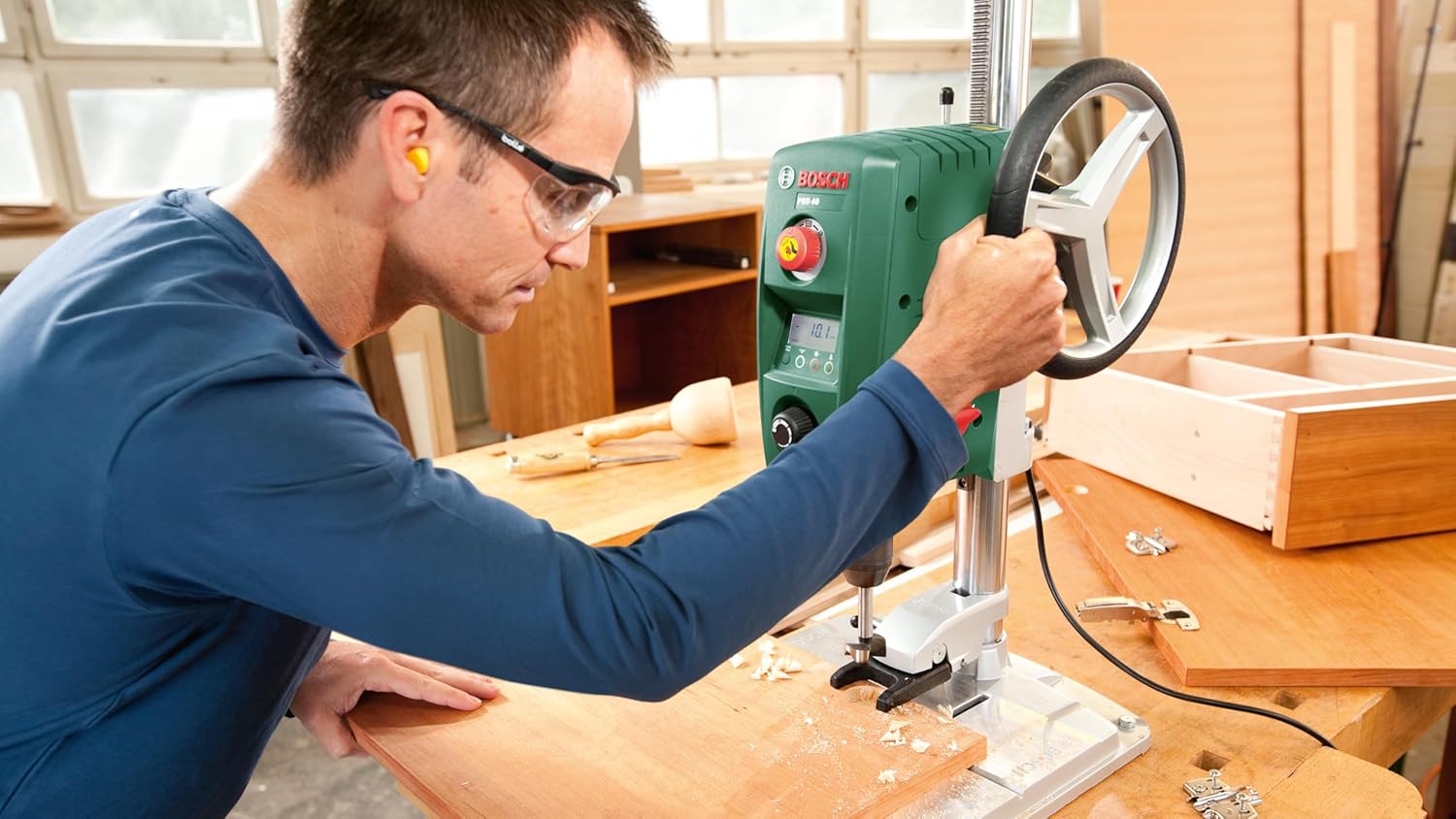 Bosch Tischbohrmaschine PBD 40 (710 W, Max. Bohr-Ø in Stahl/Holz: 13 mm/40 mm, Bohrhub 90mm, im Karton) – Bild 3