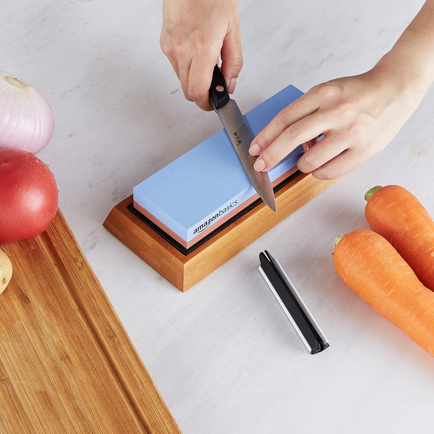 Amazon Basics Messerschärfstein, doppelseitig, Körnung 400/1000, mit rutschfester Bambusunterseite, 18 x 6.1 x 2.8 cm, Blau und Rot – Bild 5