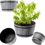 KADAX Pflanztopf im Holzfass-Design, ø 40 cm, aus wetterfestem Kunststoff, für Garten, Terrasse & Balkon, dekorativer Blumentopf, Blumenkübel oder Übertopf, Hellgrau, Teich mit Wassereimer