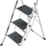 Hailo K70 StandardLine Alu-Klapptritt-Leiter - 3 große Stahl-Stufen mit Anti-Rutsch-Matten belastbar bis 150 kg - Trittleiter mit Klappsicherung - besonders leicht und einfach zu verstauen - Silber