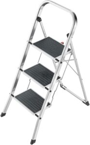 Hailo K70 StandardLine Alu-Klapptritt-Leiter - 3 große Stahl-Stufen mit Anti-Rutsch-Matten belastbar bis 150 kg - Trittleiter mit Klappsicherung - besonders leicht und einfach zu verstauen - Silber