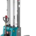 Ameise Elektro-Hochhubwagen PSE | 1.200 kg Tragkraft | 2.600 mm Hubhöhe | 1.150 mm Gabellänge | Lithium-Ionen-Batterie 24 V / 60 Ah mit Ladegerät | 2,5 h Ladezeit | 2-Fach-Teleskop-Hubgerüst