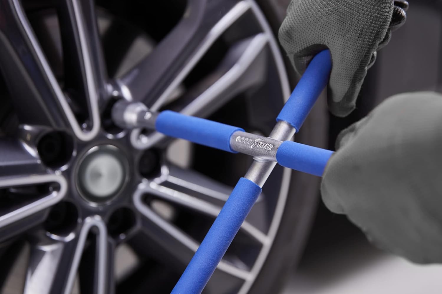 GOODYEAR 75520 Premium Kreuzschlüssel, mit rutschfester Beschichtung, Radkreuz, Radschlüssel für fast alle gängigen Autos – Bild 3