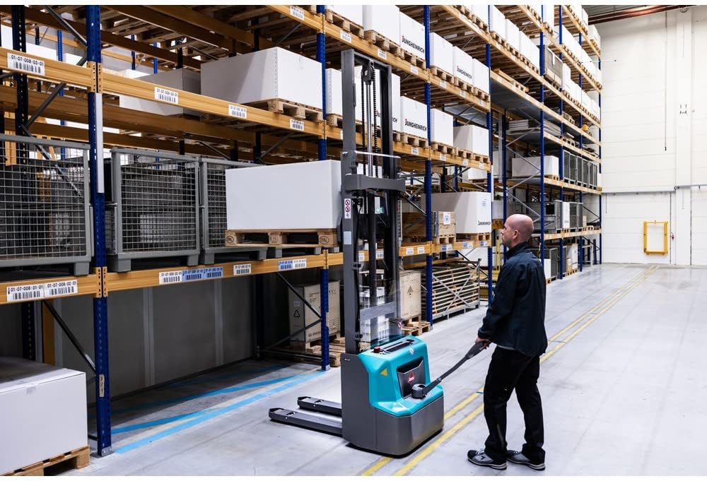 Ameise Elektro-Hochhubwagen PSE | 1.200 kg Tragkraft | 2.600 mm Hubhöhe | 1.150 mm Gabellänge | Lithium-Ionen-Batterie 24 V / 60 Ah mit Ladegerät | 2,5 h Ladezeit | 2-Fach-Teleskop-Hubgerüst – Bild 4