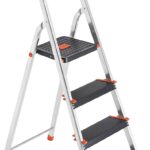 SONGMICS Leiter mit 4 Stufen, Aluleiter, 12 cm breite Stufen mit Riffelung, Anti-Rutsch-Füße, mit Handlauf, Werkzeugschale, bis 150 kg belastbar, schwarz-orange GLT04BK