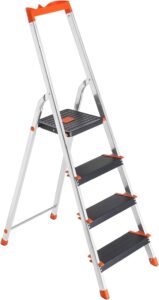 SONGMICS Leiter mit 4 Stufen, Aluleiter, 12 cm breite Stufen mit Riffelung, Anti-Rutsch-Füße, mit Handlauf, Werkzeugschale, bis 150 kg belastbar, schwarz-orange GLT04BK