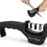 Messerschärfer - Smart Sharp von Lantana. Die erste Wahl zum Schärfen von Küchenmessern. Moderne, manuelle Funktionsweise mit 3 Stufen für professionelle Ergebnisse - Keramikstein, Wolframcarbid-Teller, Diamant-Schleifstein. Ergonomisch geformt mit edlem Finish in Schwarz und Chrom. Von Küchenchefs weltweit genutzt - Schärfen Sie jetzt Ihre stumpfen Messer!