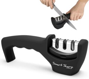 Messerschärfer - Smart Sharp von Lantana. Die erste Wahl zum Schärfen von Küchenmessern. Moderne, manuelle Funktionsweise mit 3 Stufen für professionelle Ergebnisse - Keramikstein, Wolframcarbid-Teller, Diamant-Schleifstein. Ergonomisch geformt mit edlem Finish in Schwarz und Chrom. Von Küchenchefs weltweit genutzt - Schärfen Sie jetzt Ihre stumpfen Messer!