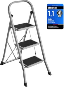 SONGMICS Trittleiter, Leiter mit 3 Stufen, Klapptritt, Klappsicherung, einfach zu verstauen, bis 150 kg belastbar, Taubengrau GSL003GY01