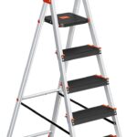 SONGMICS Leiter mit 6 Stufen, Aluleiter, 12 cm breite Stufen mit Riffelung, Anti-Rutsch-Füße, mit Handlauf, Werkzeugschale, bis 150 kg belastbar, schwarz-orange GLT06BK