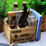 Grillzubehör Männer Geschenk – Hochwertige Grill Geschenke für Männer – Handgefertigte Aufbewahrungsbox aus Akazienholz – Perfektes Grill Zubehör für Männer