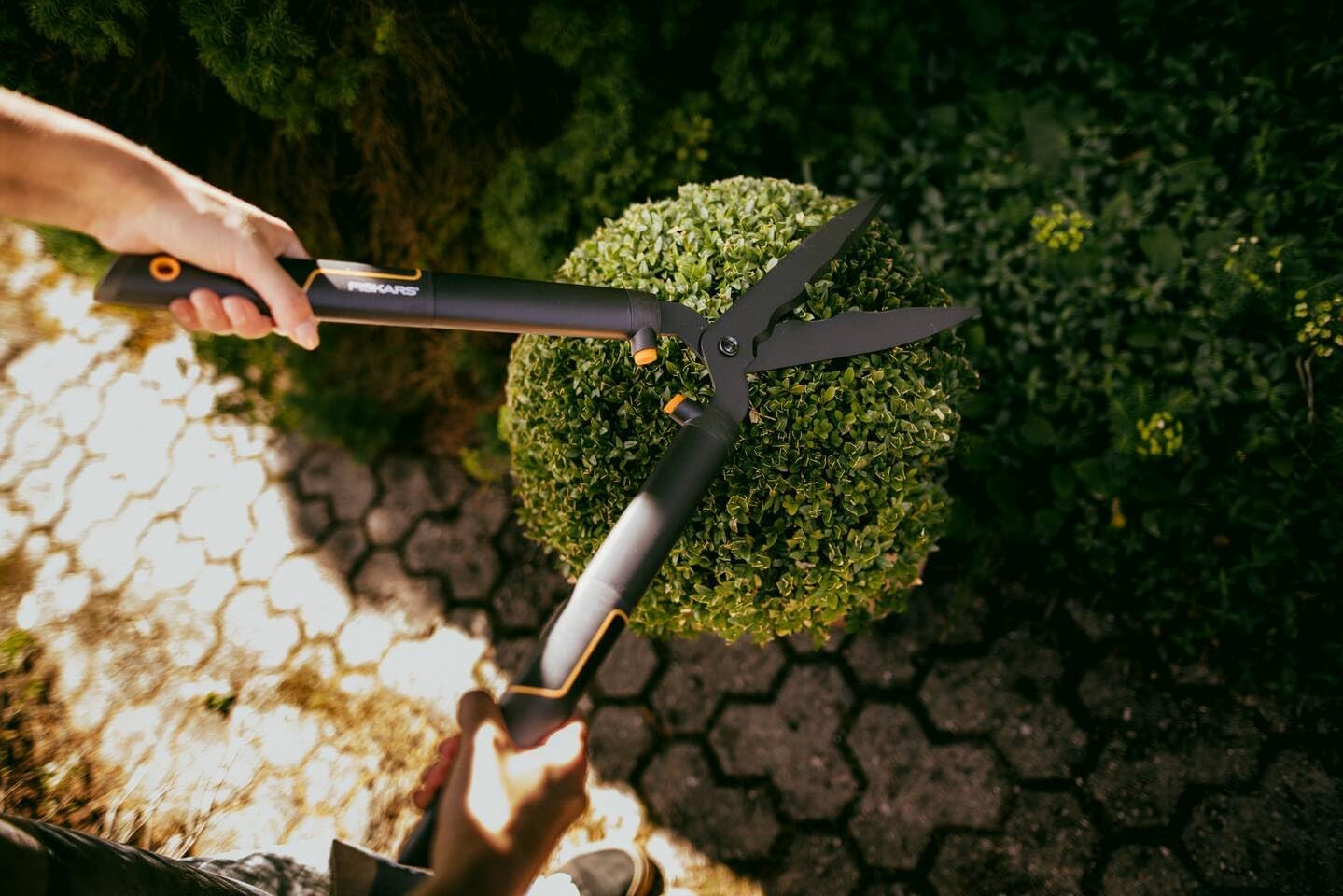 Fiskars SingleStep Heckenschere, Mit Wellenschliff, Hochwertige Stahl-Klingen, Länge 60 cm, Mattschwarz, HS22, 1001433 – Bild 4