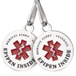 EpiPen-Taschenanhänger (2 Stück) | Mediziner Notfallanhänger | Langlebige, doppelseitiger Metallanhänger | 3 cm Durchmesser | Reißverschlussanpassung