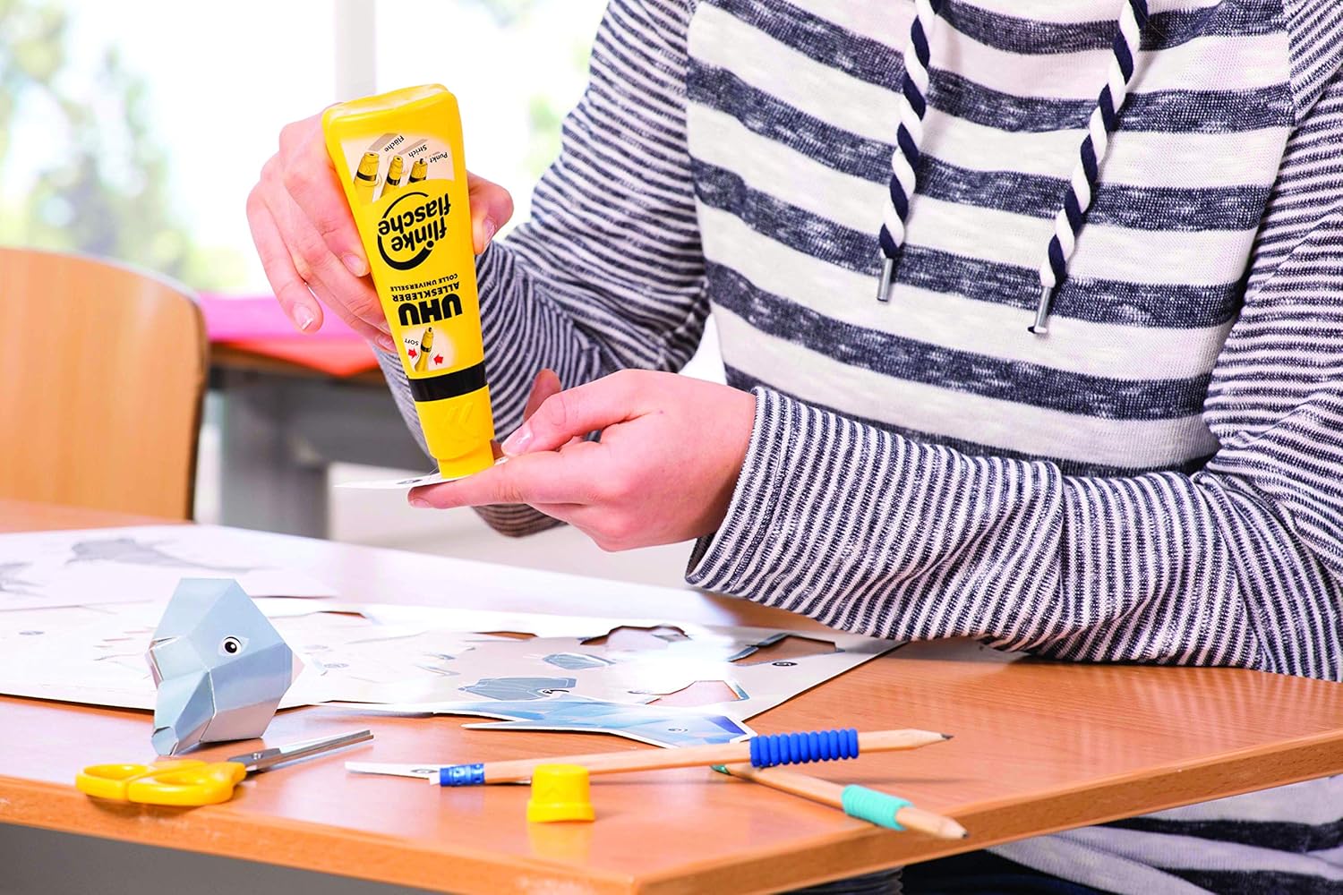 UHU Alleskleber flinke flasche, Glasklarer Alleskleber in der einzigartigen Flasche mit Drehklebekopf, 3 x 35 g – Bild 3