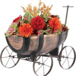 STREND PRO Blumenwagen Whiskyfass - Pflanzwagen auf rädern, Gartendeko Blumentopf Barel - realistischer Blumentopf Holzoptik Planzschubkarre - Leiterwagen Holz, Bollerwagen Holz
