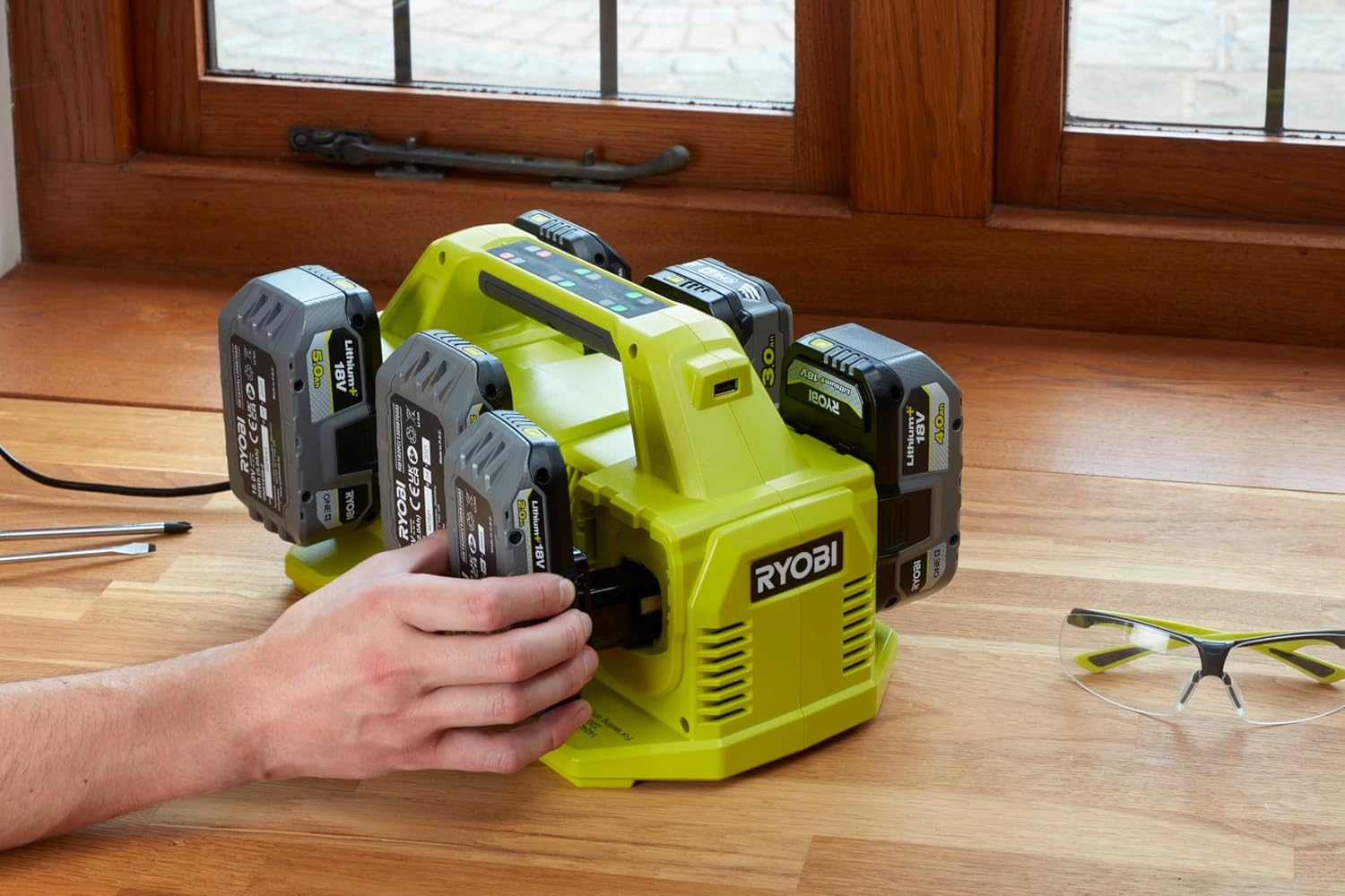 RYOBI 18 V ONE+ 6-Fach-Akku-Ladestation RC18640, 4,0 A Ladestrom, USB-Anschluss, Wandmontierbar, ohne Akku – Bild 2