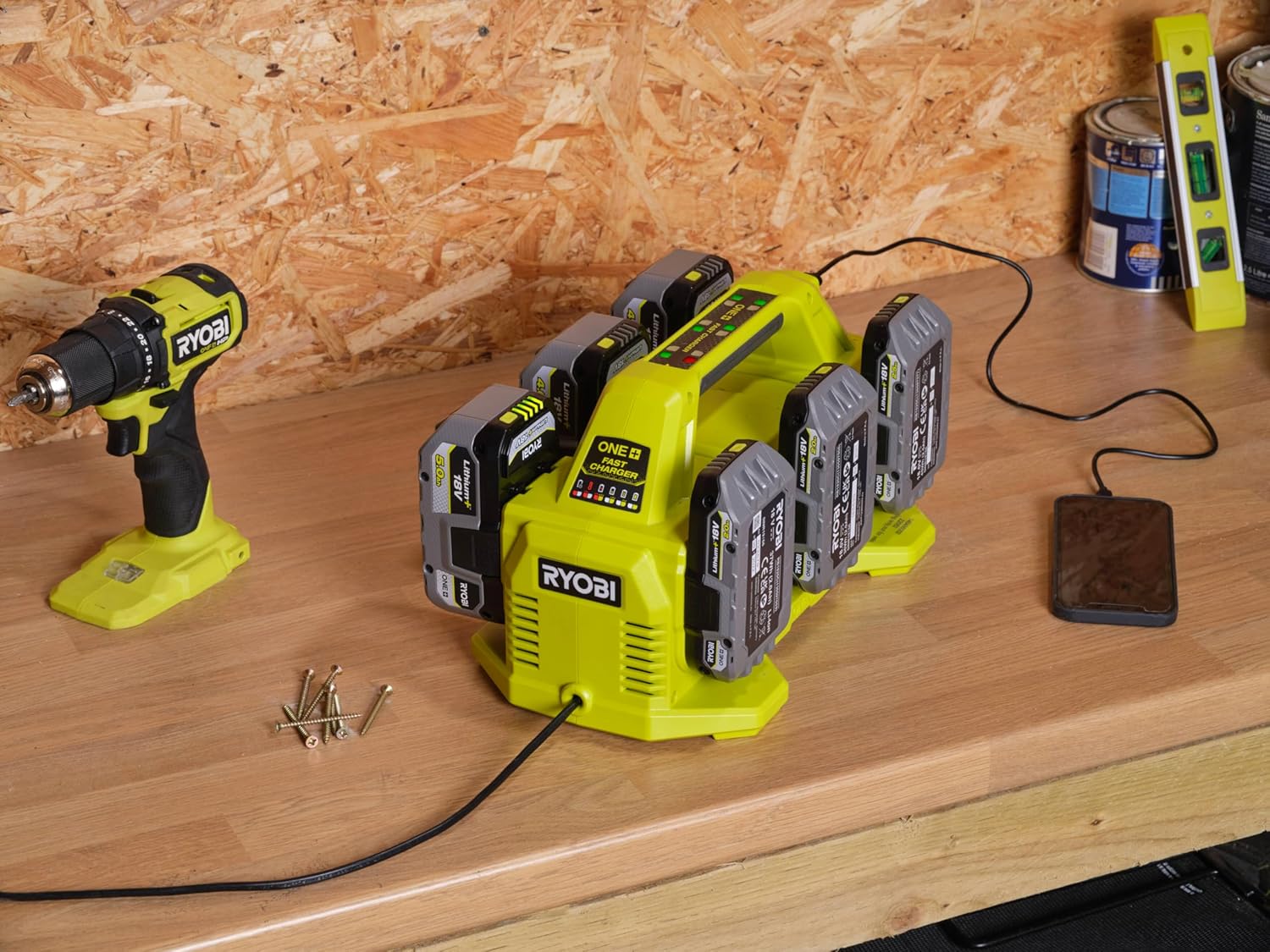 RYOBI 18 V ONE+ 6-Fach-Akku-Ladestation RC18640, 4,0 A Ladestrom, USB-Anschluss, Wandmontierbar, ohne Akku – Bild 3