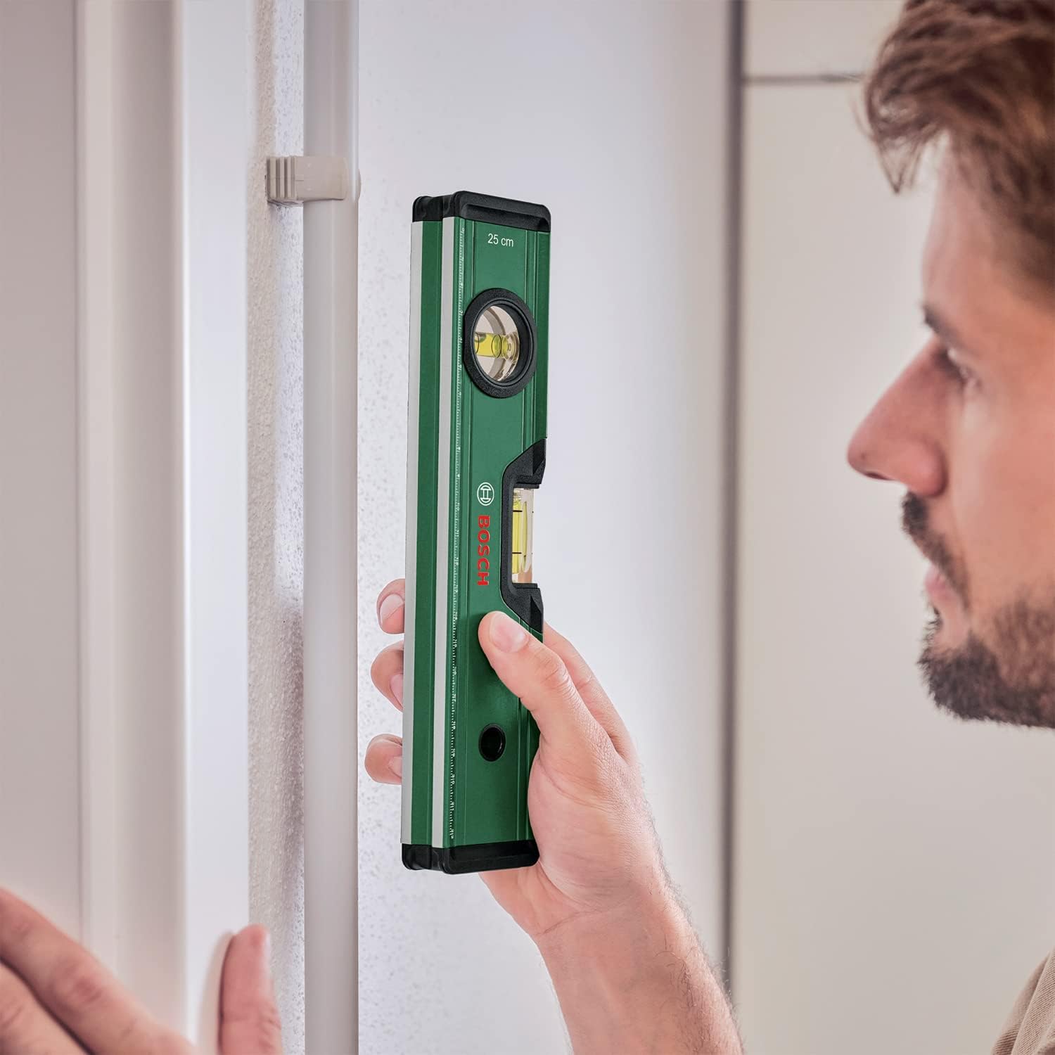Bosch Wasserwaage 25cm (präzise Ausrichtung mit 2 fluoreszierenden Libellen für horizontales und vertikales Ablesen; metrische Skala; hochpräzise; Aluminiumgehäuse; Softgrip-Stoßfänger; V-Nut) 2 Bosch Wasserwaage 25cm (präzise Ausrichtung mit 2 fluoreszierenden Libellen für horizontales und vertikales Ablesen; metrische Skala; hochpräzise; Aluminiumgehäuse; Softgrip-Stoßfänger; V-Nut) – Bild 2