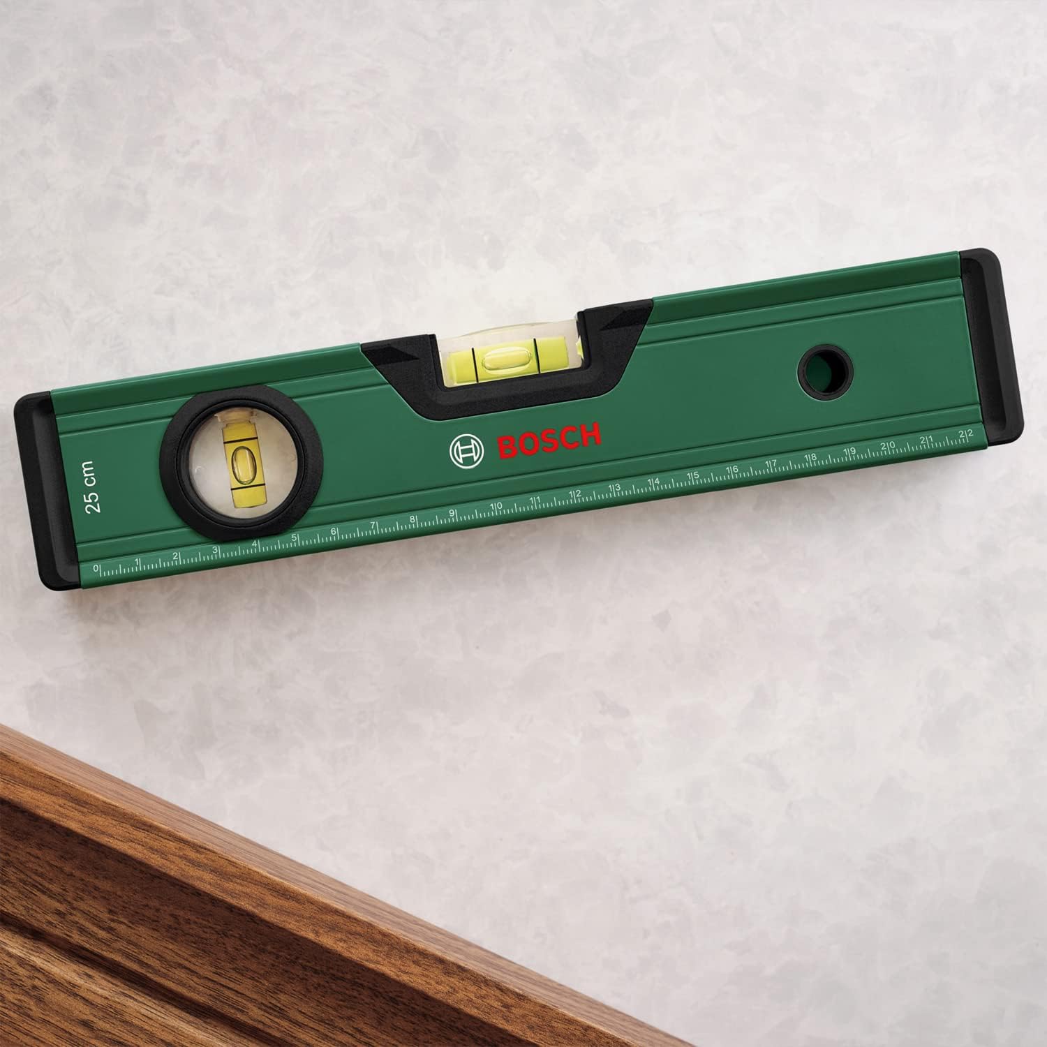 Bosch Wasserwaage 25cm (präzise Ausrichtung mit 2 fluoreszierenden Libellen für horizontales und vertikales Ablesen; metrische Skala; hochpräzise; Aluminiumgehäuse; Softgrip-Stoßfänger; V-Nut) 5 Bosch Wasserwaage 25cm (präzise Ausrichtung mit 2 fluoreszierenden Libellen für horizontales und vertikales Ablesen; metrische Skala; hochpräzise; Aluminiumgehäuse; Softgrip-Stoßfänger; V-Nut) – Bild 5